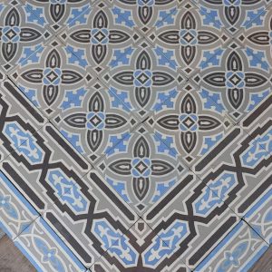 Antique ceramic floor with flower pattern en double border