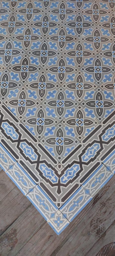 Antique ceramic floor with flower pattern en double border