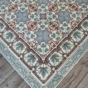 Antieke keramische Art-Nouveau vloer met dubbele rij boordtegels