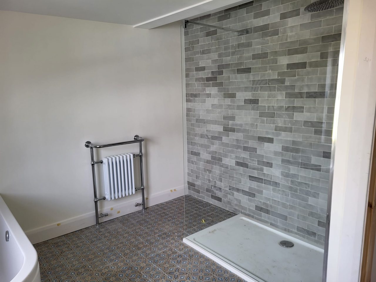 Badkamer met antieke tegels