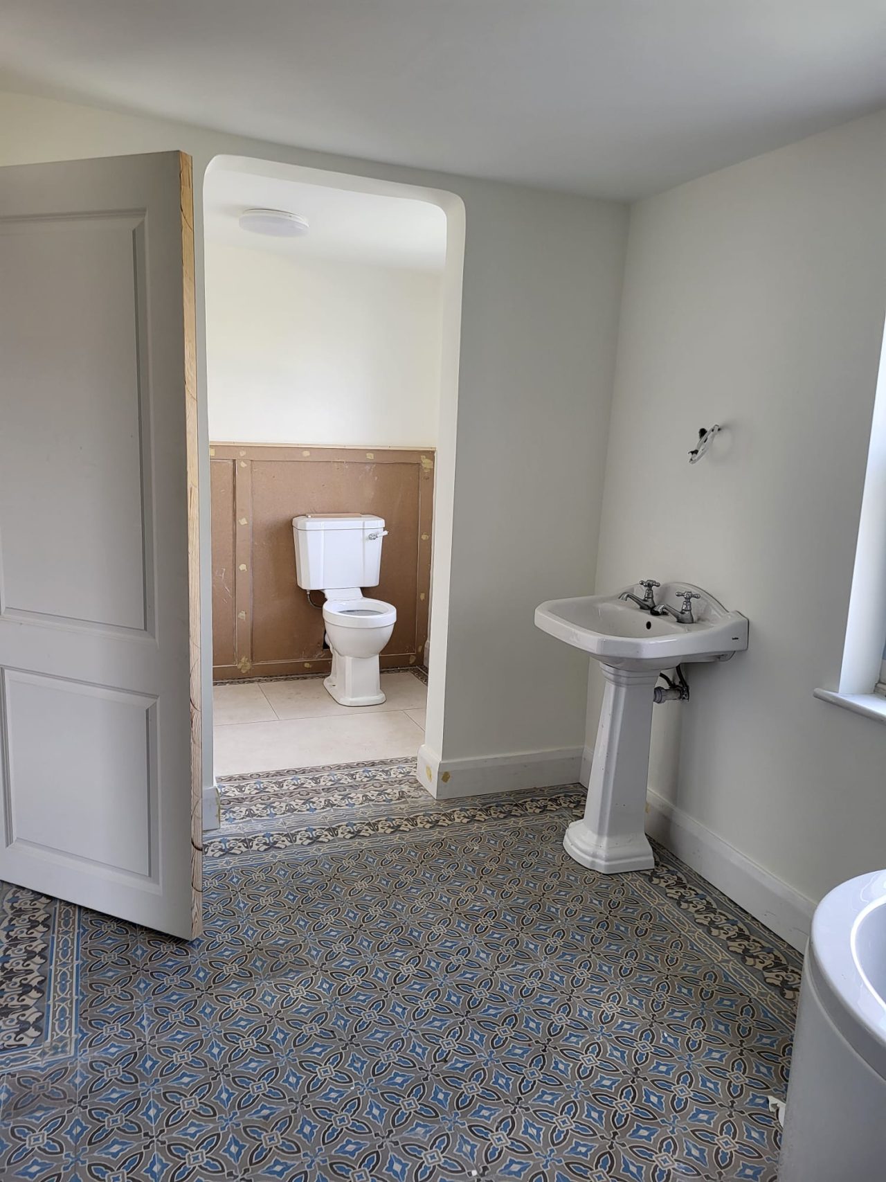 Badkamer met antieke tegels